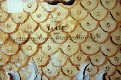 Durch Wassereintrag geschädigter Brokat im Zentralraum