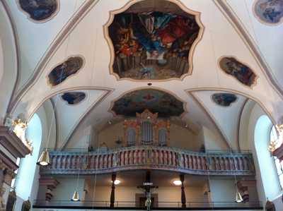 Deckengemälde von 1890 im Kirchenschiff nach der Rekonstruktion zeitgleicher Farbgebung der Raumschale. Die Gemälderahmen im Kirchenschiff wurden in illusionistischer Manier gemalt.