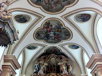 Malerei im Chorgewölbe nach der Restaurierung mit zeitgleicher Farbgebung der Stuckrahmen und der Deckensegel